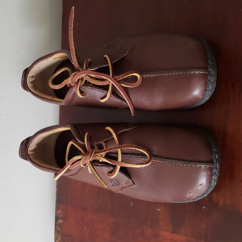 Born Pebble Leather Split Toe Shoes Size 7.5